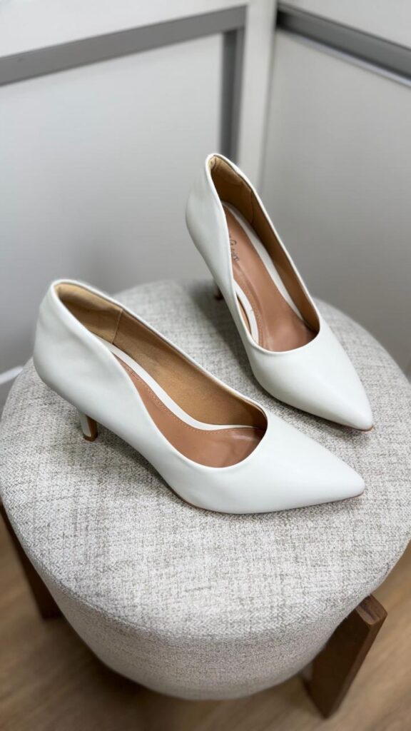 Scarpin Clássico Off White Vitória